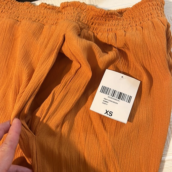 Women’s trousers in the color burnt orange can be dressed up or down - Picture 7 of 8